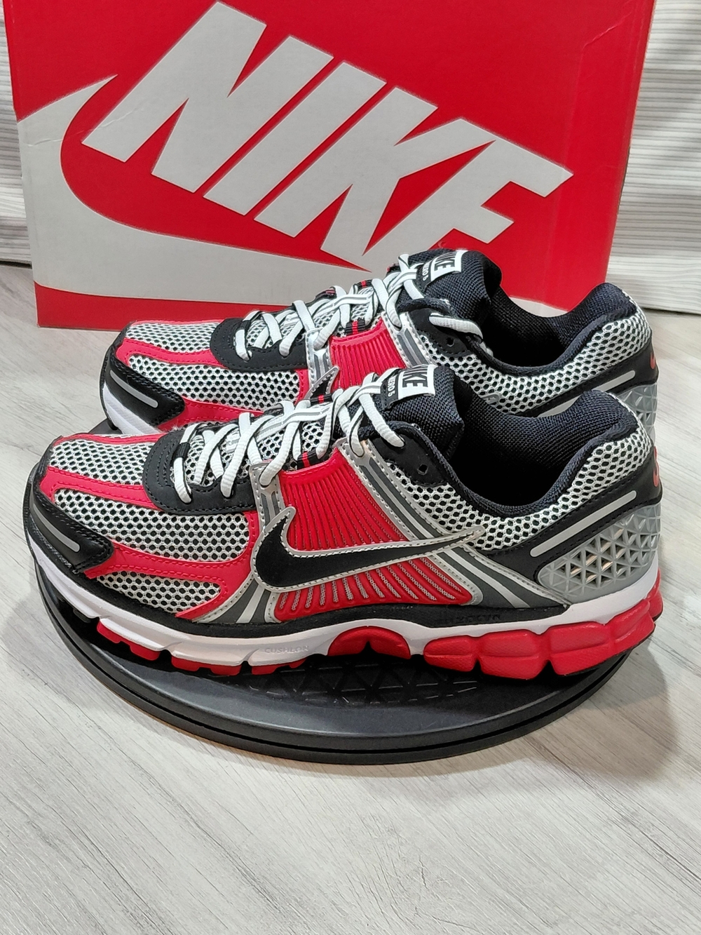NEW Nike Zoom Vomero 5 Sneakers Red, Black & Metalic Silver SIZE W9.5 M8
